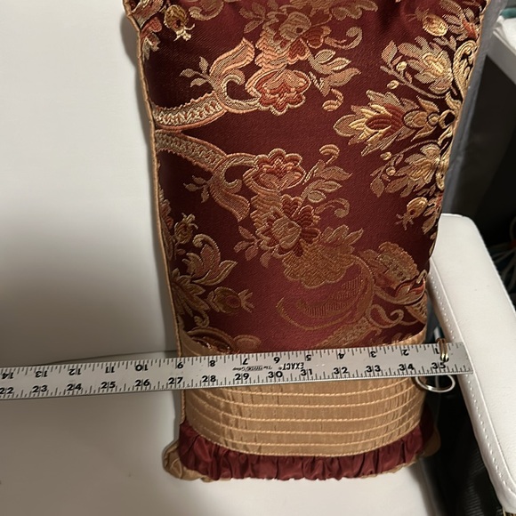 Nice maroon pillow no tags Used in like new condition - Picture 8 of 8